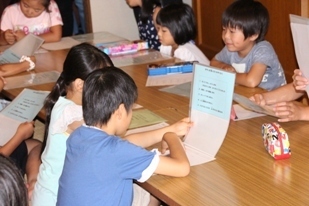 男の子と女の子が一緒に書類を見て学習をしている写真