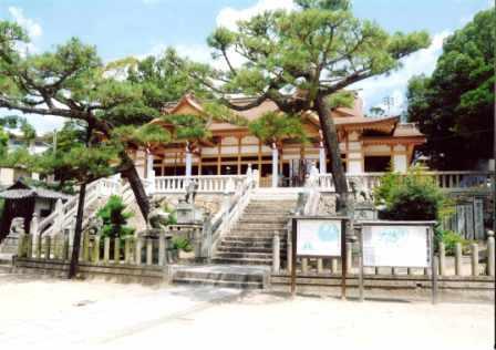 案内板と二本松の奥に建てられている鶴崎神社の写真