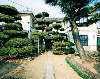 整えられた植木の奥に建っている清澄家住宅の写真