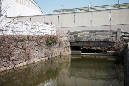 枯れた蔦が生えている戸川家陣屋跡の石橋と堀の写真