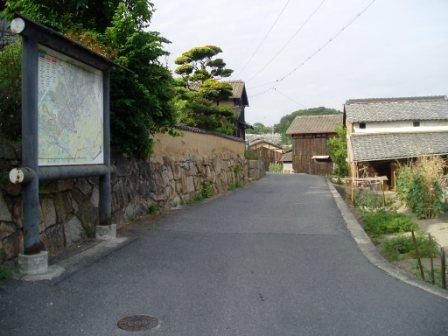 地図が書かれた掲示板が設置されている長津地区の路地の写真