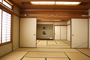 ふすまで隔てられている大きな二部屋の和室の写真