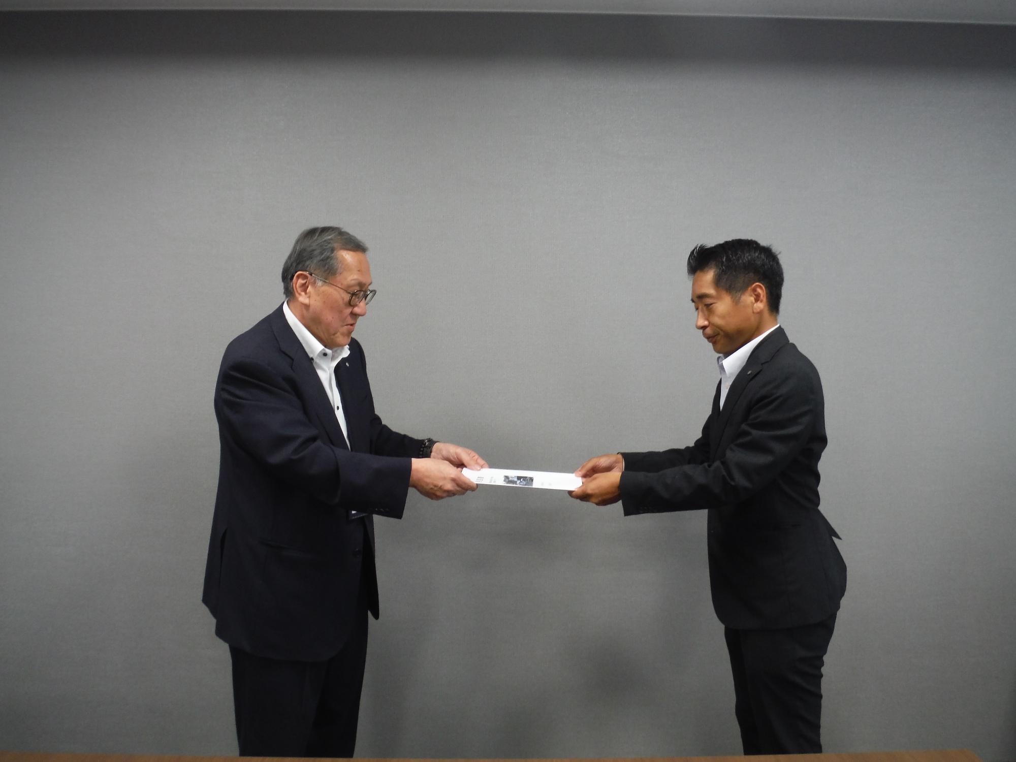 要望書を手渡す佐藤町長