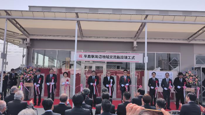 テープカットの様子