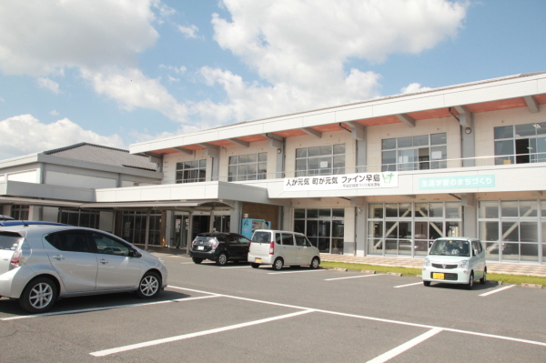 2階建ての中央公民館を駐車場から撮影した全景の写真