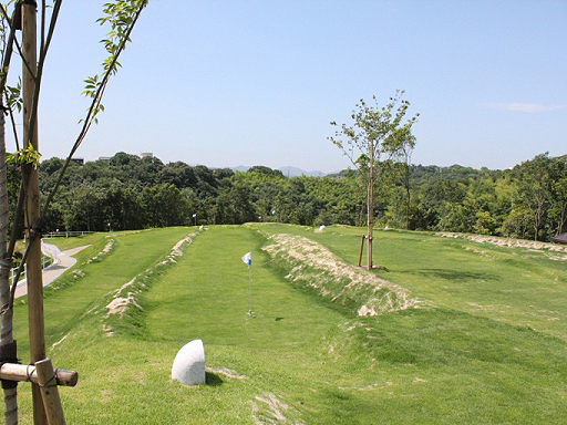 ゴルフのフェアウェイが整備されている矢尾グラウンド・ゴルフ場の写真