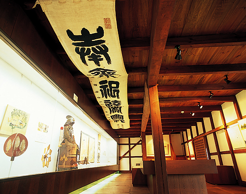 戸川家記念館の展示物を写した内装の写真