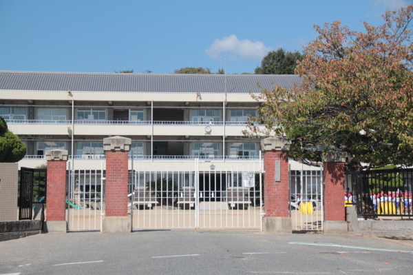 校門の正面から撮影された早島小学校の外観の写真