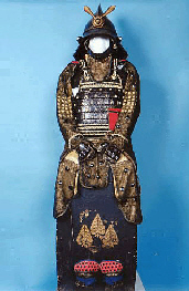 青い背景の前に戦国時代の武士の鎧が飾られている写真