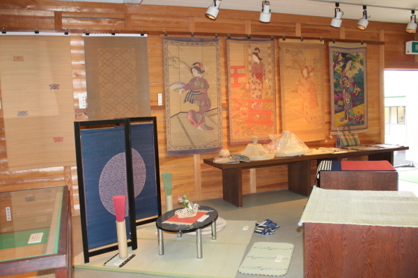 歴史民俗資料館の掛け軸や屏風などの展示物をの内装を写した写真