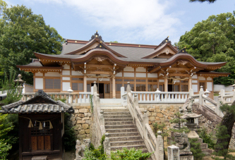 鶴崎神社を階段下から撮影した外観の写真