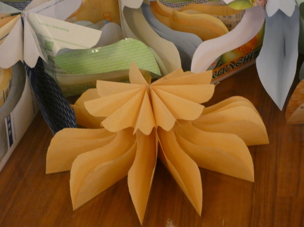 オレンジ色の封筒で作られた花の写真