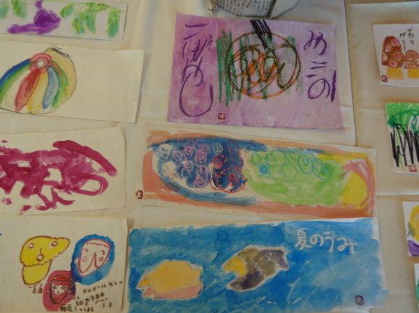 紙風船や夏の海など様々な絵が描かれている7枚の絵手紙の写真