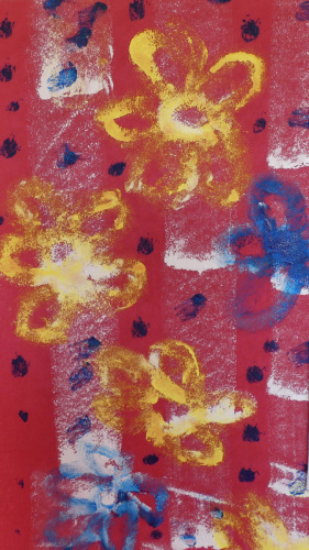 赤い布にコスモスの花が描かれている写真