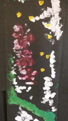 黒い布にブドウの花をイメージした絵が描かれている写真